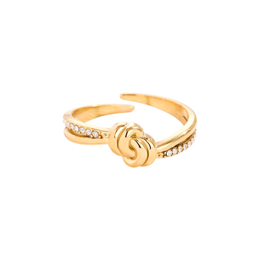 Infinity Knot Ring steht für Liebe, Verbundenheit & Stärke 💛
18K vergoldeter Edelstahl, wasserfest und verstellbar – der perfekte Begleiter für jeden Tag!