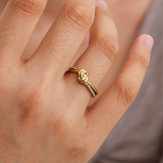 “Infinity Knot Ring” steht für Liebe, Verbundenheit & Stärke 💛
18K vergoldeter Edelstahl, wasserfest und verstellbar – der perfekte Begleiter für jeden Tag!