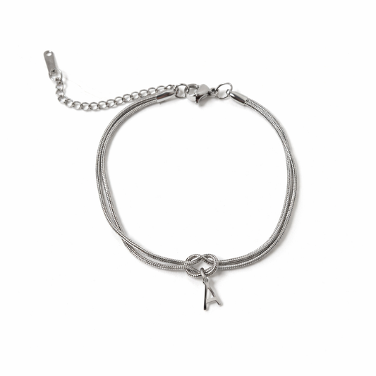 Initialen Armband aus Edelstahl mit 18K Vergoldung, wasserfestes Buchstaben Armband mit Knoten-Design auf weißem Hintergrund